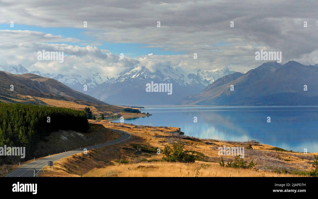 Vista dal punto di osservazione di Peters. Il lago Pukaki è noto per il suo colore eccezionalmente blu, che viene da particelle sospese nell'acqua. Il Monte Cook è la montagna più alta di New ZealandÕs, a 3754 metri di altitudine. South Island, Nuova Zelanda. Il lago Pukaki è grande circa 169 km quadrati e ha una profondità di 70 metri (230 piedi). Ê Foto Stock