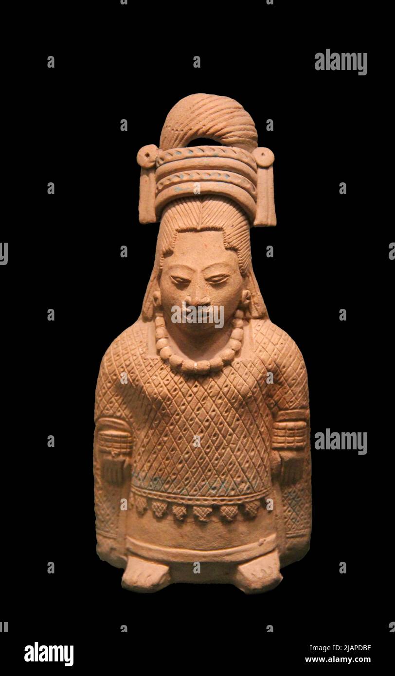 Classico Maya Clay Figurine, Isola di Jaina, Campeche. Galleria Maya, INAH, Museo Nazionale di Antropologia, Città del Messico. La figurina è interessante in quanto mostra l'acconciatura, l'ornamento dei capelli e l'uso dell'indumento - in particolare l'indumento simile a una blusa - chiamato un huipil e usato oggi nelle comunità Maya contemporanee Foto Stock