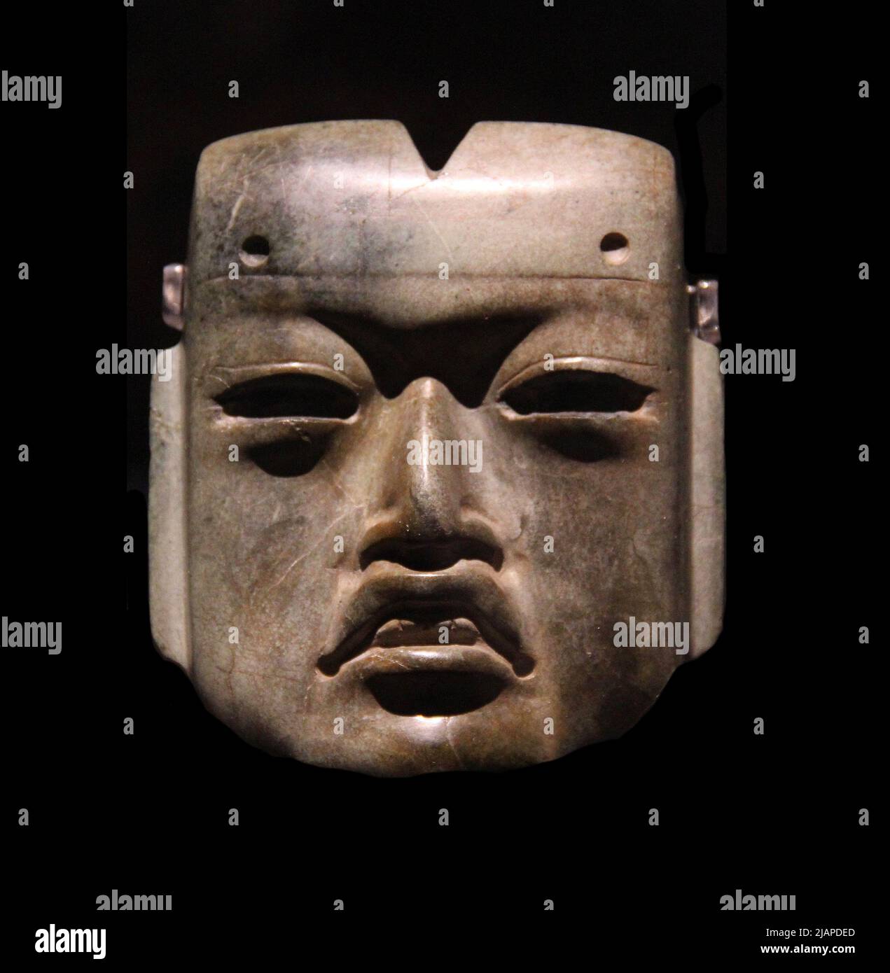 Olmec Mask dall'offerta 20. Templo Mayor Museum presso il sito del Grande Tempio Azteco, Città del Messico. Foto Stock