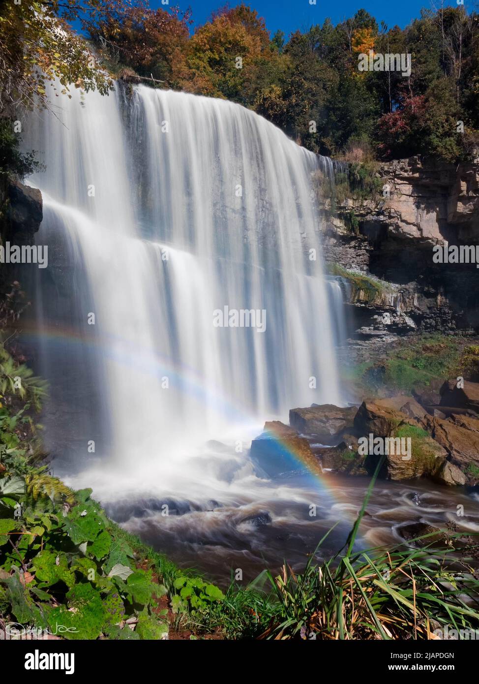 Cascata e rainblow. Webster's Falls è una classica cascata a 22m° situata nella Spencer Gorge/Webster's Falls Conservation Area di Hamilton, Ontario, Canada. L'acqua scorre lungo Spencer Creek. Foto Stock