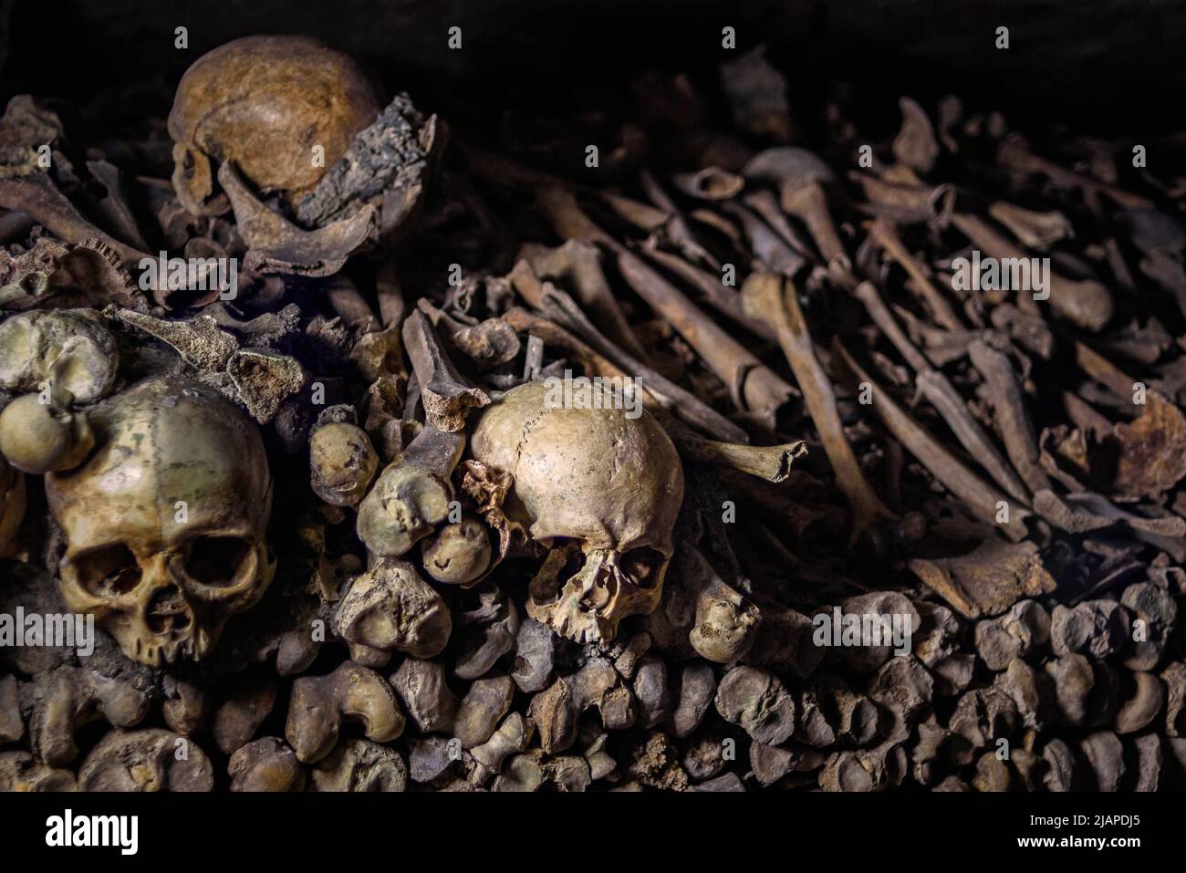 Le catacombe di Parigi sono ossuari sotterranei di Parigi, Francia, che contengono i resti di oltre sei milioni di persone in una piccola parte di una rete di tunnel costruita per consolidare le antiche cave di pietra di Parigi. Parigi, Francia Foto Stock
