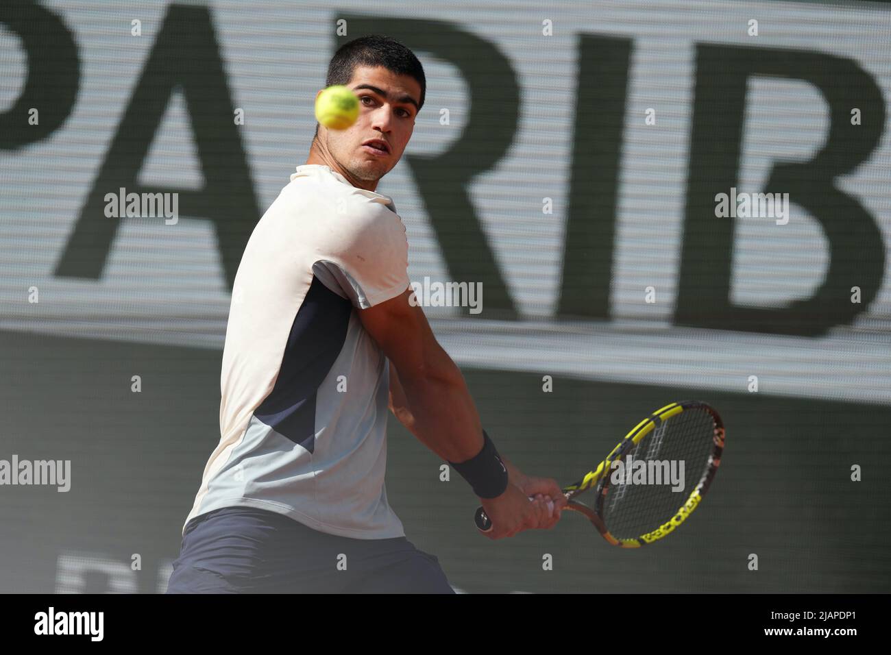 PARIGI, Francia. 1st giugno 2022. CARLOS ALCARAZ di Spagna riporta la palla ad ALEXANDER SVEREV di Germania durante la Quarter finale del French Open 2022, torneo di tennis Grand Slam al Roland Garros Stadium - Parigi France.Alexander Sverev ha vinto : 6:4 6:4 4:6 7:6 (Credit Image: © Pierre Stevenin/ZUMA Press Wire) Foto Stock