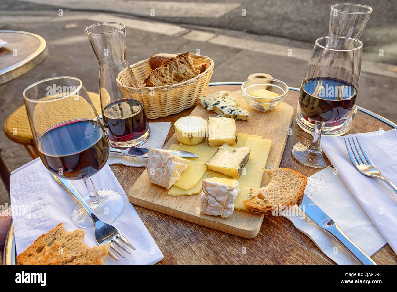 Formaggio, vino rosso e pane. Parigi, Francia. Foto Stock