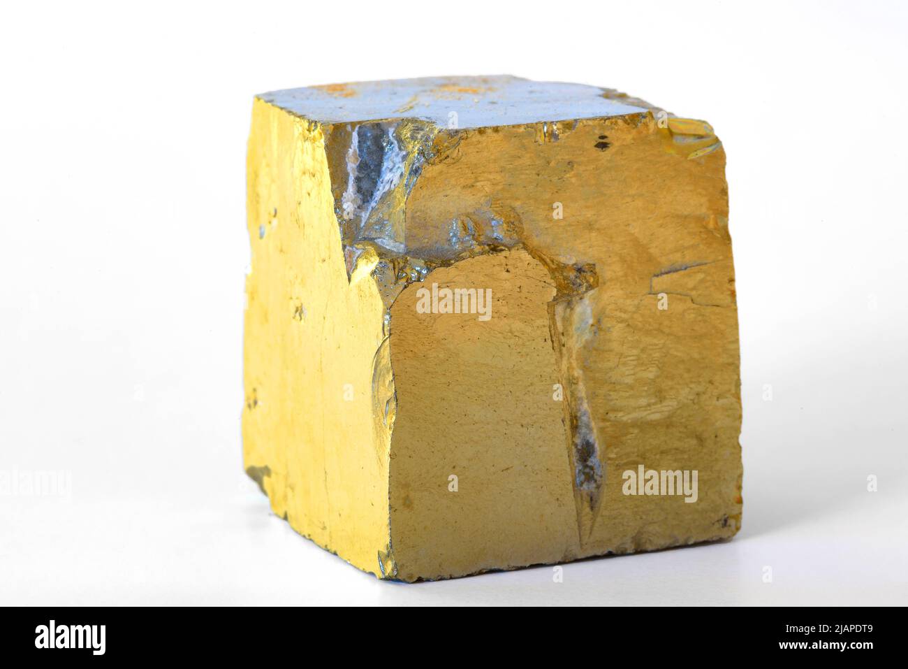 Pirite Cristallo fotografato su sfondo bianco. La pirite minerale, o pirite di ferro, anche conosciuta come oro dello sciocco, è un solfuro di ferro con la formula chimica Fes?. La pirite è il minerale di solfuro più abbondante. La lucentezza metallica della pirite e la tonalità giallo-ottone chiaro le danno una somiglianza superficiale all'oro, da qui il noto soprannome dell'oro dello sciocco Foto Stock