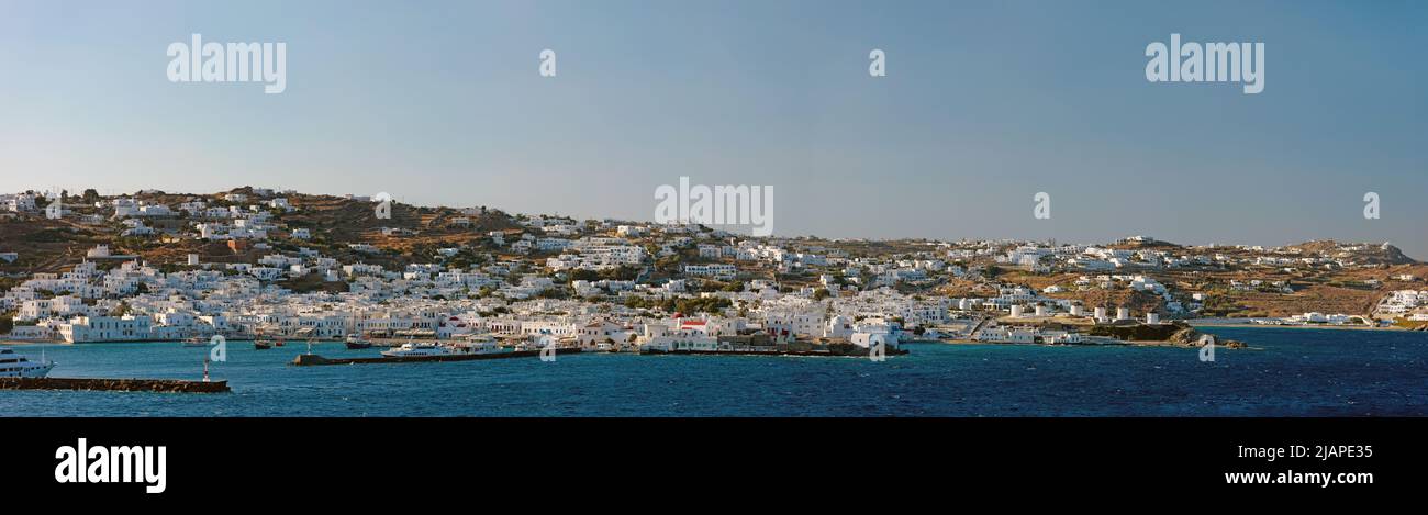 Vista panoramica del porto di Mykonos. Mykonos è un'isola greca del gruppo delle Cicladi nel Mar Egeo. Grecia Foto Stock