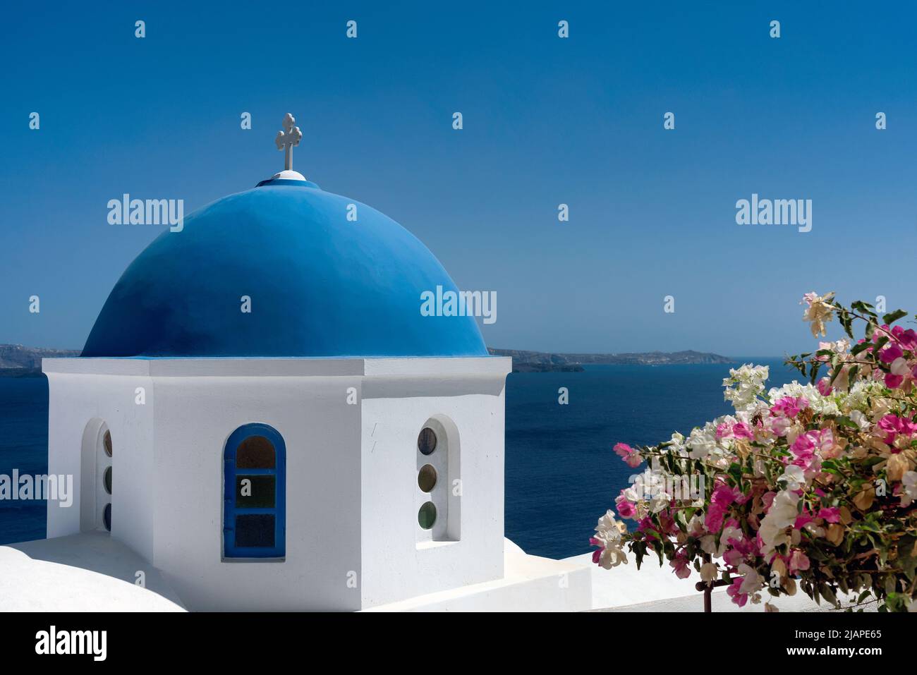 Chiesa a cupola blu, imbiancata di bianco, Santorini. Santorini è una delle isole Cicladi del Mar Egeo. Grecia. Foto Stock