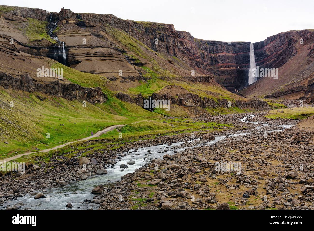 Cascata di Hengifoss, Islanda. Hengifoss è una delle cascate più alte d'Islanda, che misura 128M cadute dall'altopiano in una magnifica gola. C'è una colorata parete rocciosa che circonda la cascata che mostra strati diversi dalle eruzioni vulcaniche nel periodo terziario quando l'Islanda è stata formata. Foto Stock