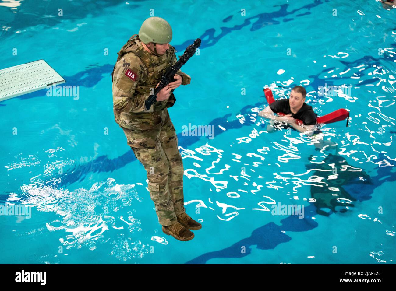Fort Hood, Texas, Stati Uniti. 24th Jan 2022. SPC. Chad Wilburg, 3rd Divisione di fanteria, partecipa al concorso di sopravvivenza dell'acqua gennaio 24 durante il Jack L. Clark Jr., Army Best Medic Competition a Fort Hood, Texas. Credit: U.S. Army/ZUMA Press Wire Service/ZUMAPRESS.com/Alamy Live News Foto Stock