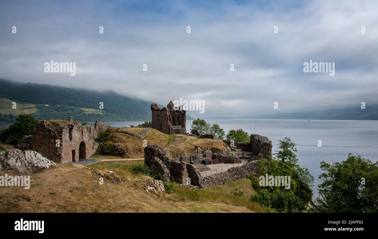 Castello di Urquhart, Loch Ness, Scozia. Le rovine attuali risalgono ai secoli 13th-16th, sebbene costruite sul sito di una fortificazione medievale. Fondata nel 13th secolo, Urquhart giocò un ruolo nelle guerre di indipendenza scozzese nel 14th secolo. Foto Stock