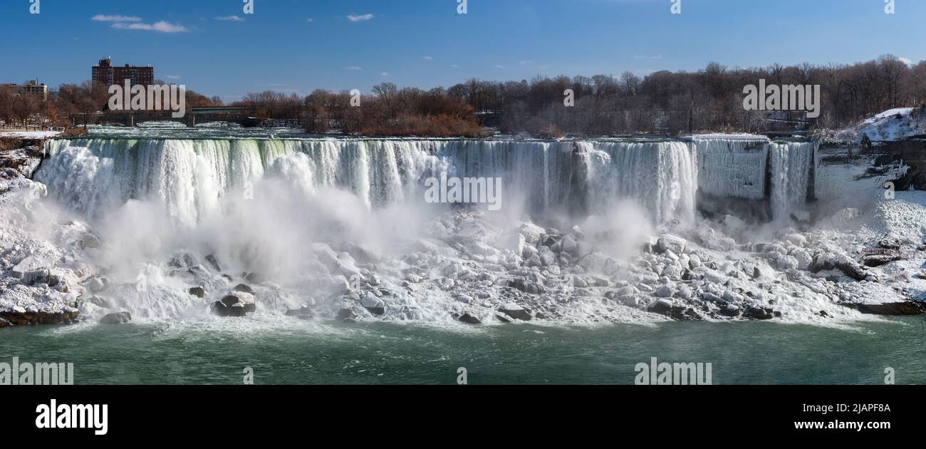 Le American Falls e Bridal Veil Falls a Niagara. Immagine panoramica presa dal lato Ontario, Canada. Le cascate Bridal Veil si trovano all'estrema destra e sono separate dalle cascate americane da Luna Island. Foto Stock