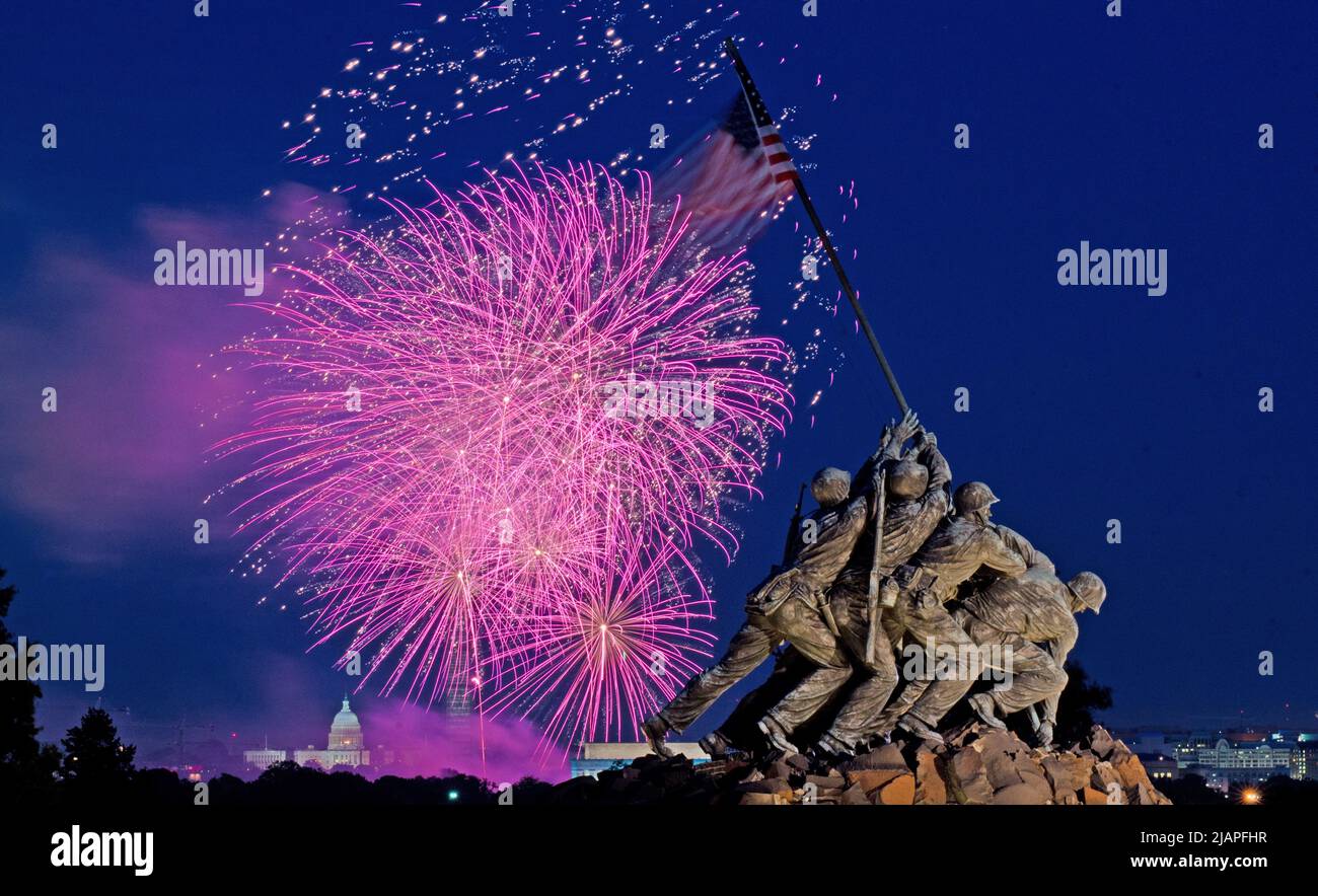 I fuochi d'artificio per la celebrazione del giorno dell'indipendenza sono visti dall'Iwo Jima, il Memorial del corpo Marino degli Stati Uniti ad Arlington, VA il 4 luglio 2013. In lontananza ci sono il Lincoln Memorial, il Dipartimento dell'Agricoltura degli Stati Uniti (USDA) Yates Building (edificio in mattoni rossi scuri), il Washington Monument (con ponteggi), e il Campidoglio degli Stati Uniti a Washington, D.C. versione ottimizzata di una foto USDA, credito: USDA/L.Cheung Foto Stock