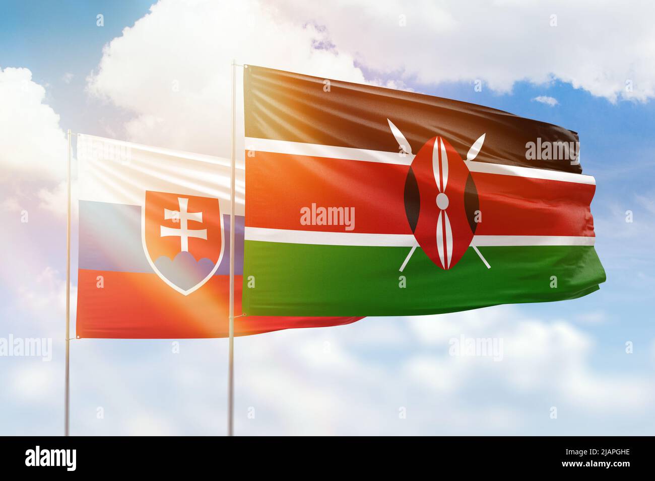 Cielo azzurro soleggiato e bandiere di kenya e slovacchia Foto Stock