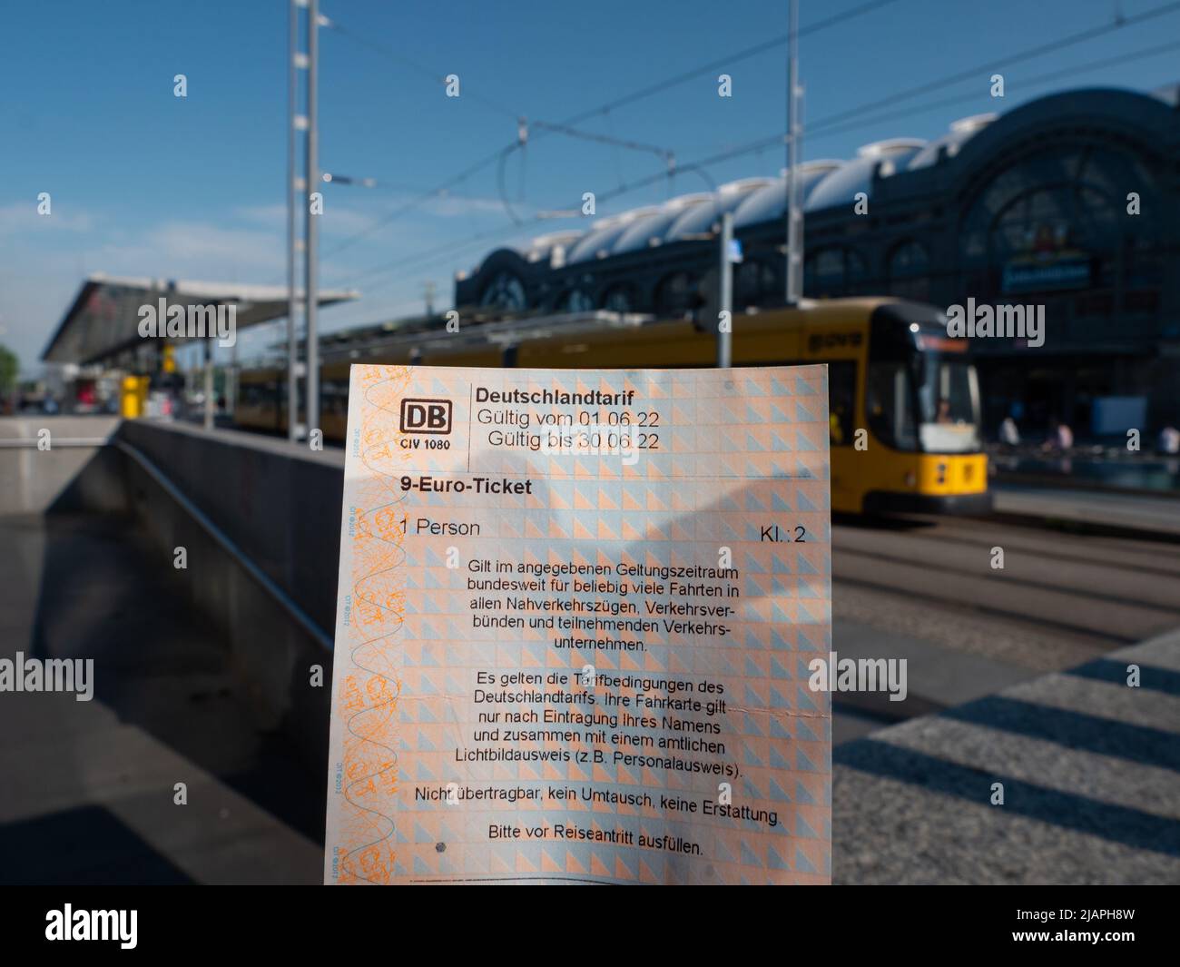 9 Euro biglietto alla stazione della funivia per i mezzi pubblici. Tenere il biglietto e guardarlo. Il 'Deutschlandtarif' fa parte del 'Entlastungspaket' Foto Stock