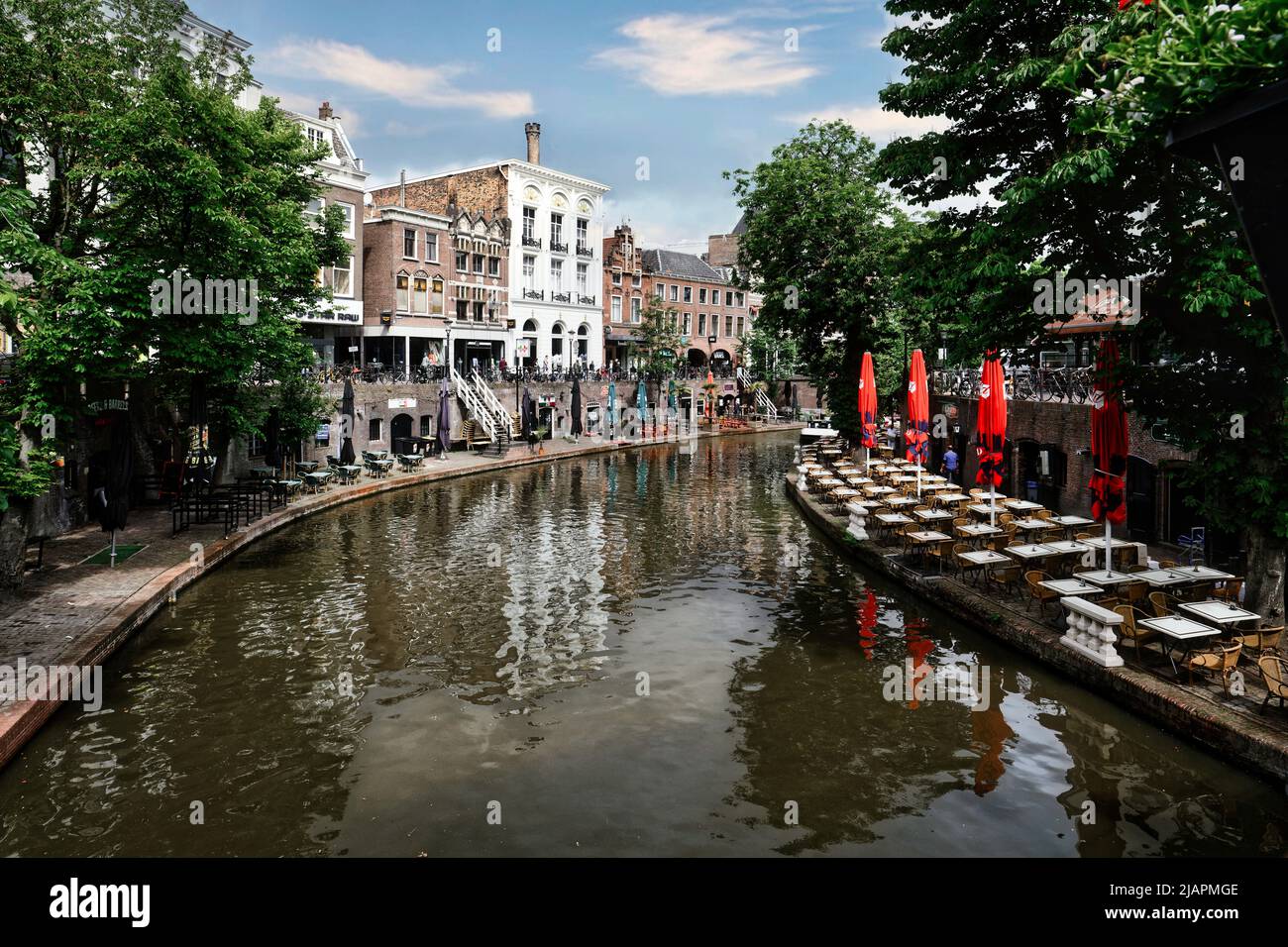 Utrecht, Olanda - Maggio 25 2022: Oudegracht nella città vecchia di Utrecht Foto Stock