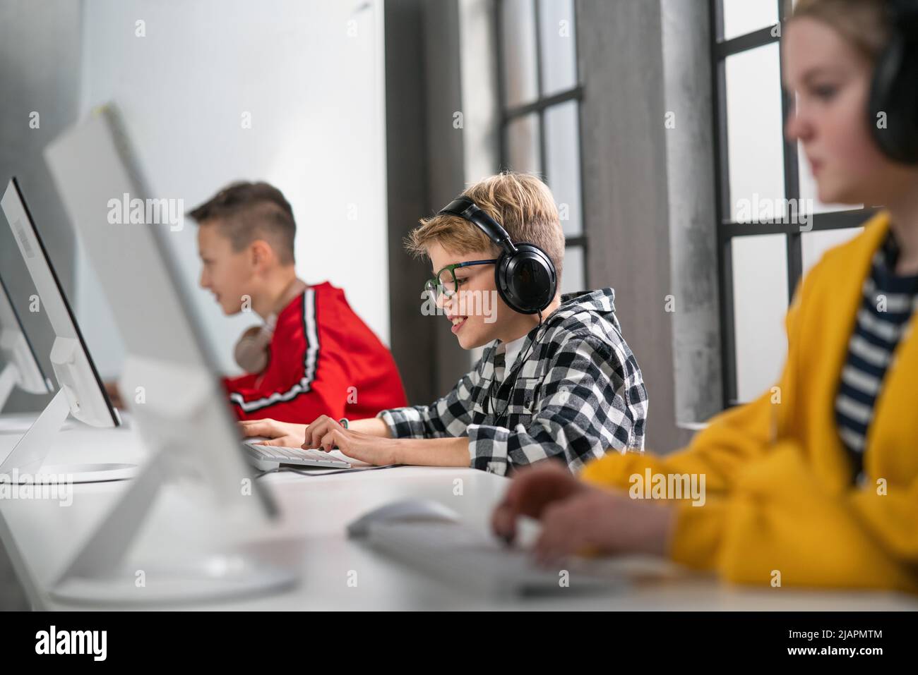 I ragazzi della scuola usano il computer in classe a scuola Foto Stock