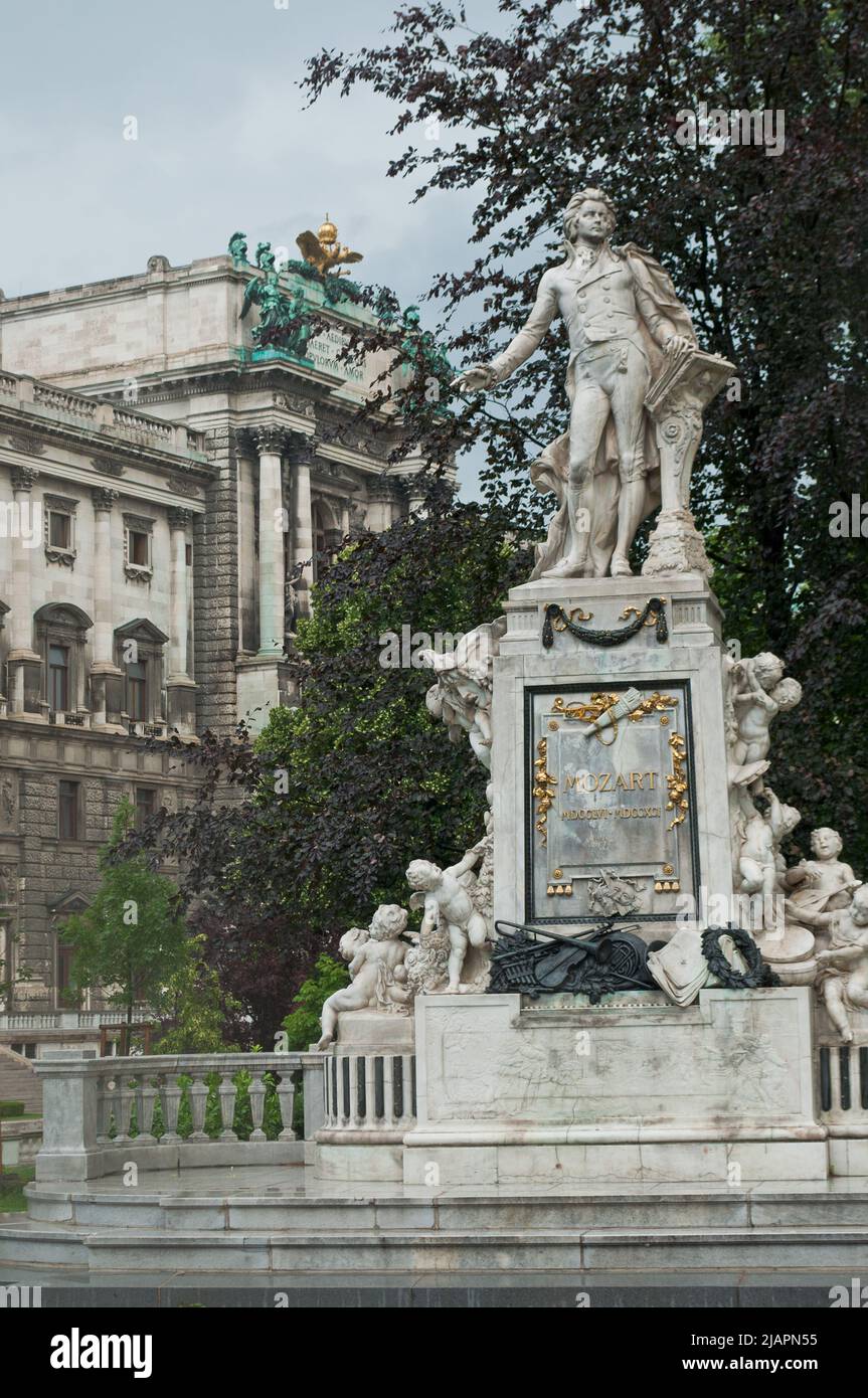 La statua commemorativa del compositore viennese Wolfgang Amadeus Mozart nel Burggarten. Foto Stock