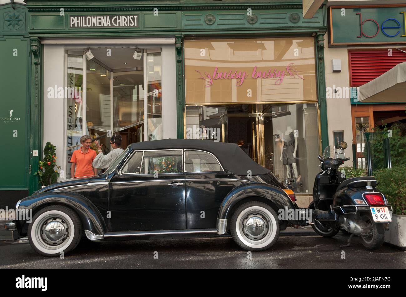 Una classica Volkswagen Beatle convertibile di fronte a un negozio di moda a Vienna Foto Stock