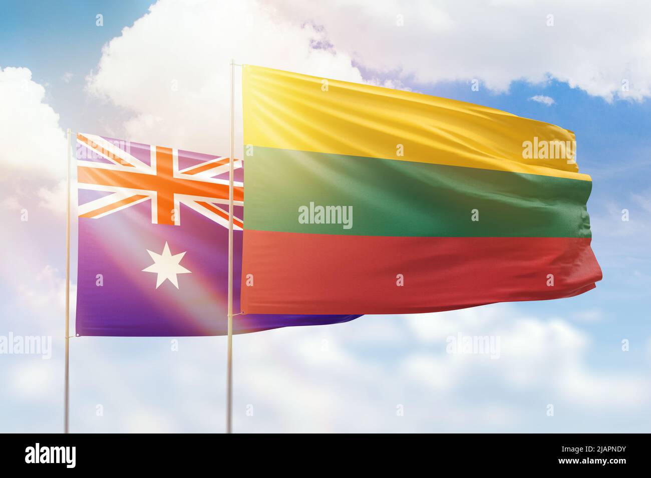 Cielo azzurro soleggiato e bandiere di lituania e australia Foto Stock