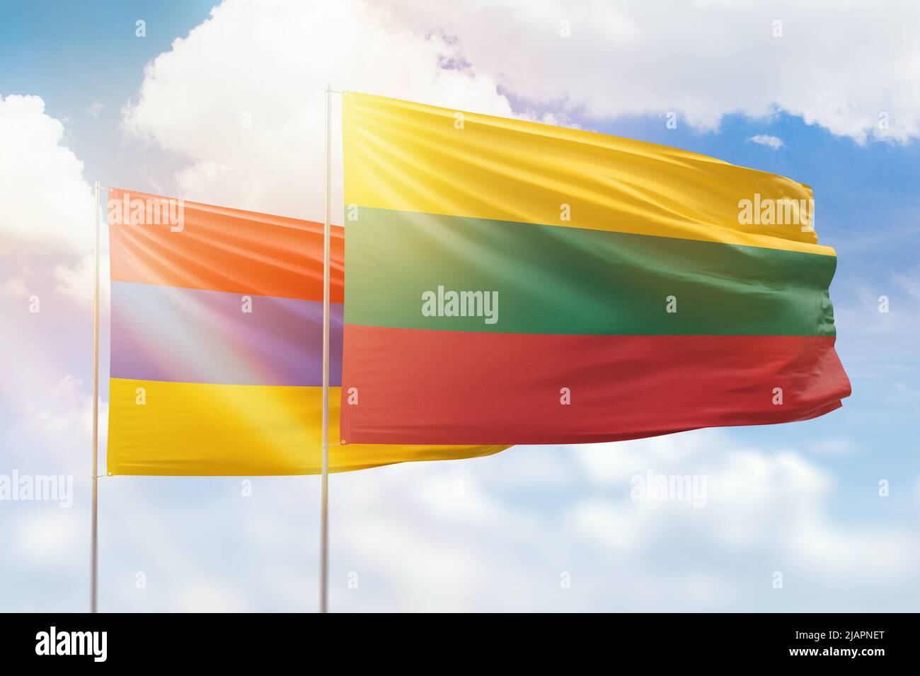 Cielo azzurro soleggiato e bandiere di lituania e armenia Foto Stock