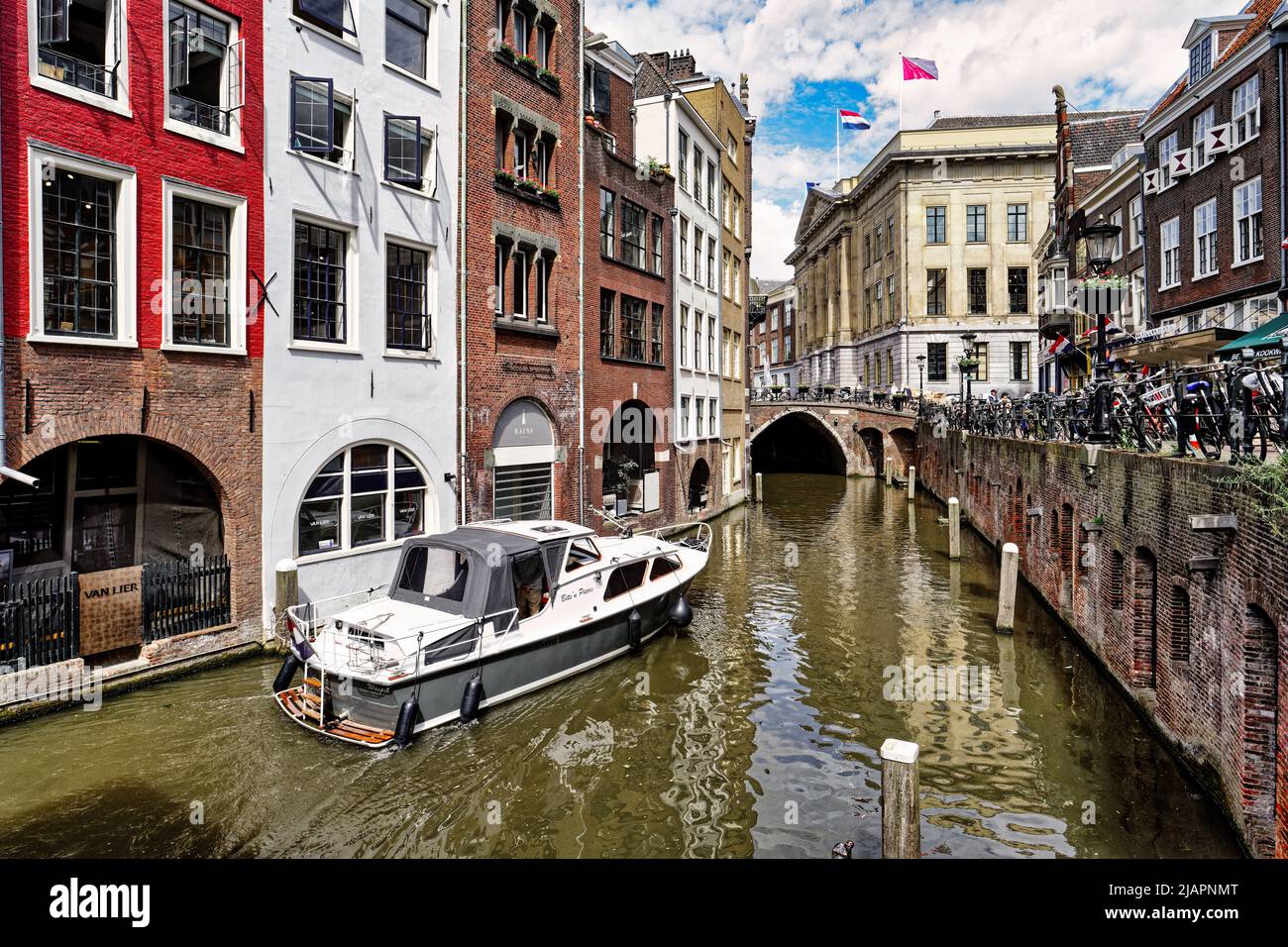 Utrecht, Olanda - Maggio 25 2022: Oudegracht nella città vecchia di Utrecht Foto Stock