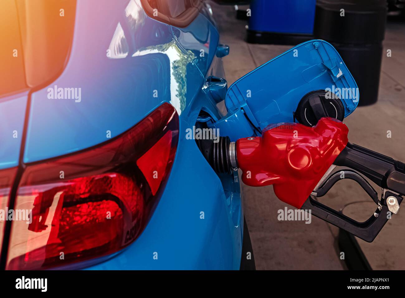 Primo piano del rifornimento di auto blu su una stazione di benzina Foto Stock
