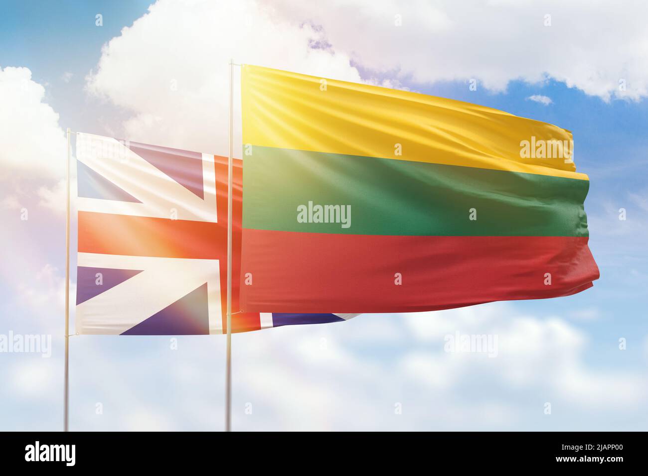 Cielo azzurro soleggiato e bandiere della lituania e della Gran bretagna Foto Stock