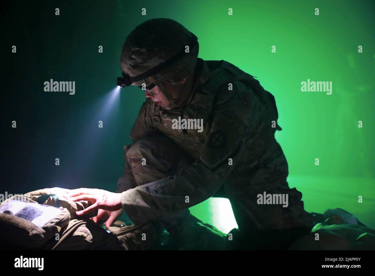 Kuwait. 14th maggio 2022. SPC. Kyle Murden, medic di combattimento per la divisione di fanteria 35th conduce la cura tattica delle vittime di combattimento durante il concorso di medicina migliore a Camp Buehring, Kuwait, 14 maggio 2022. I soldati del concorso sono stati valutati in base alla loro competenza in casi di incidenti tattici di combattimento e alla loro conoscenza del campo medico di combattimento. Credit: U.S. Army/ZUMA Press Wire Service/ZUMAPRESS.com/Alamy Live News Foto Stock