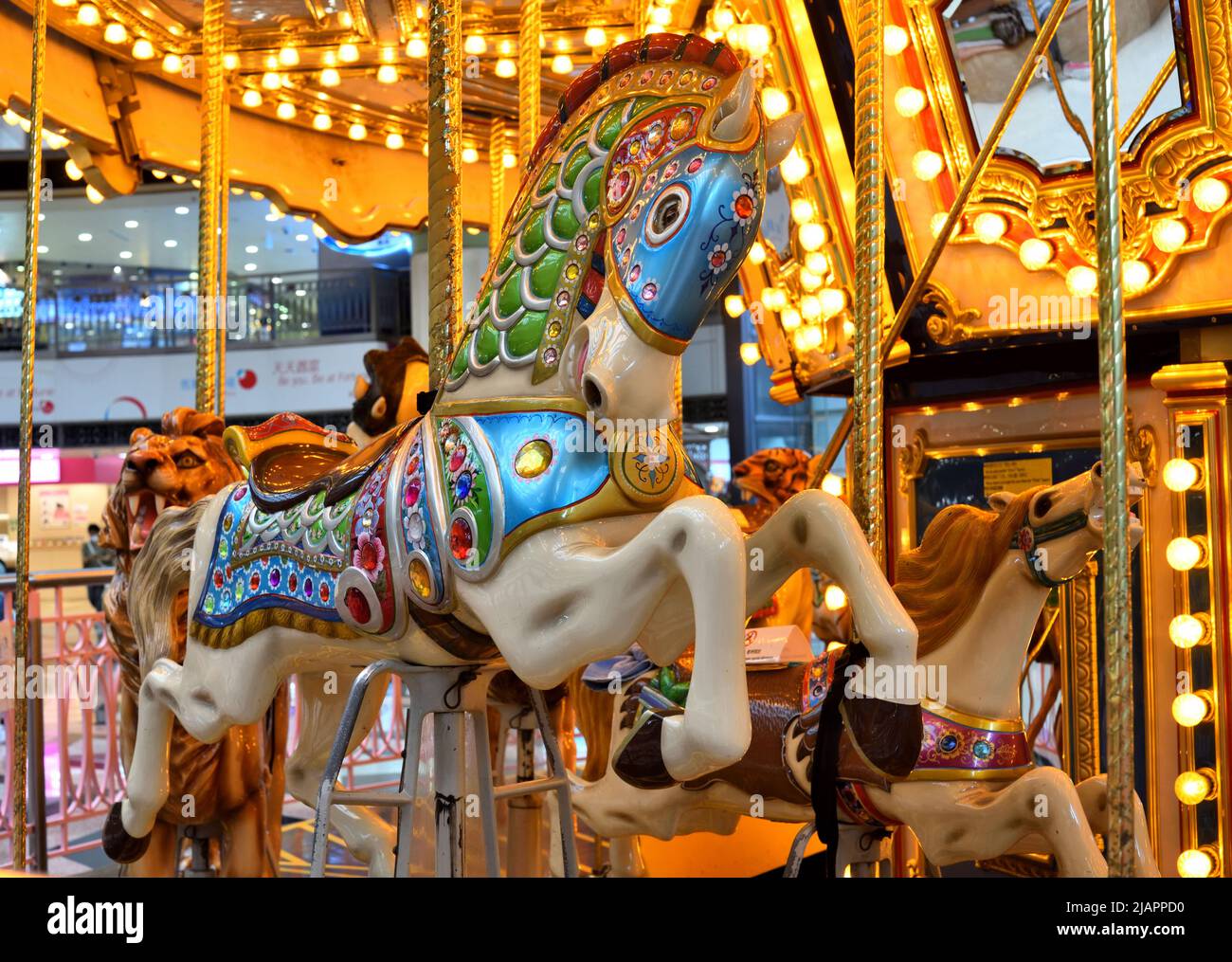 Cavallo corazzato sul carosello interno Foto Stock