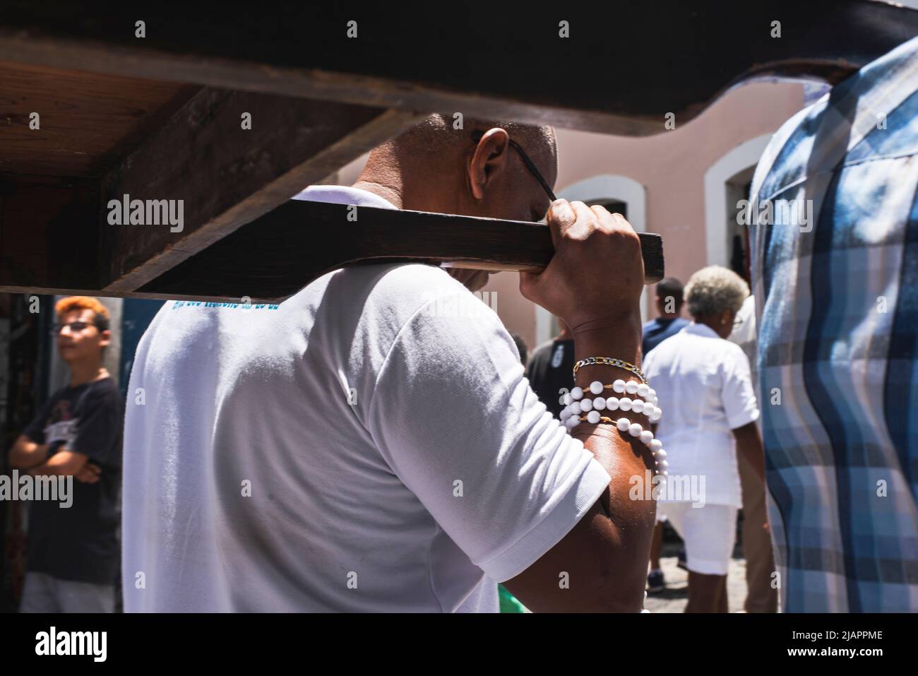 Salvador, Bahia, Brasile - 13 gennaio 2019: Fedeli in processione per le strade di Pelourinho a Salvador, Bahia, portando la lettiera della CA Foto Stock