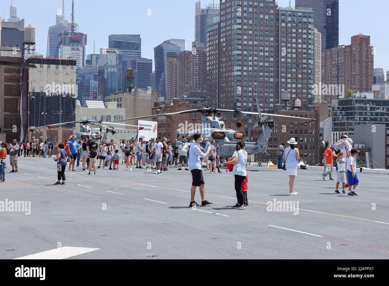 New York, NY, USA. 30th maggio 2022. Pier 88, New York, USA, 30 maggio 2022 - migliaia di persone hanno visitato la USS Bataan al Pier 88 durante la Fleet Week 2022 a New York City per celebrare il Memorial Day. Foto: Luiz Rampelotto/EuropaNewswire.PHOTO CREDIT OBBLIGATORIO. (Credit Image: © Luiz Rampelotto/ZUMA Press Wire) Foto Stock