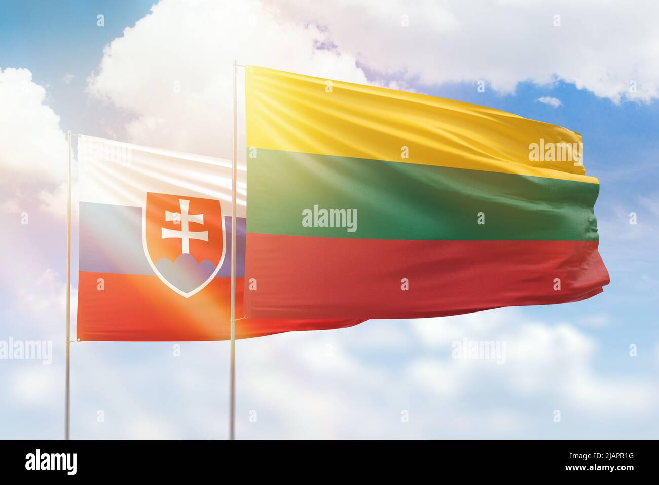 Cielo azzurro soleggiato e bandiere di lituania e slovacchia Foto Stock