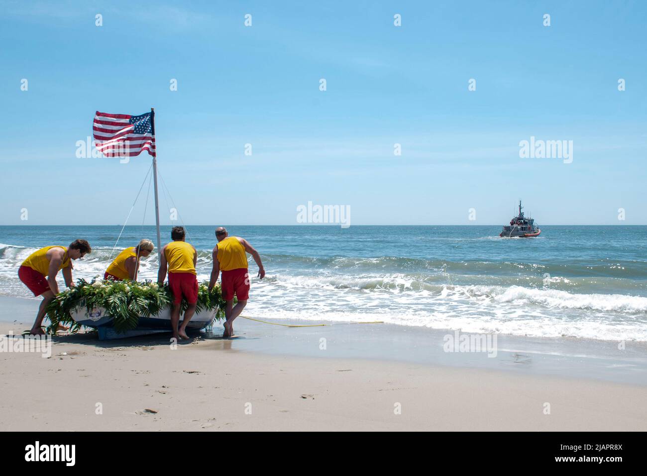 Cape May, New Jersey, USA. 30th maggio 2022. Il personale del Cape May del centro di addestramento della Guardia Costiera degli Stati Uniti sostiene il lancio della barca dei fiori del Memorial Day Auxiliary della Guardia Costiera degli Stati Uniti a Cape May, New Jersey, 30 maggio 2022. Questo Memorial Day, ADM. Karl Schultz, comandante della Guardia Costiera, ha invitato tutti i membri della Guardia Costiera a riflettere sul servizio e sul sacrificio di tutto il personale militare americano morto nell'adempimento dei loro doveri militari, e per rendere omaggio a questi eroi e per onorare i membri della famiglia che hanno lasciato dietro. (Credit Image: © U.S. Coast Guard/ZUMA Press Wire Service/ZUMAPRESS Foto Stock