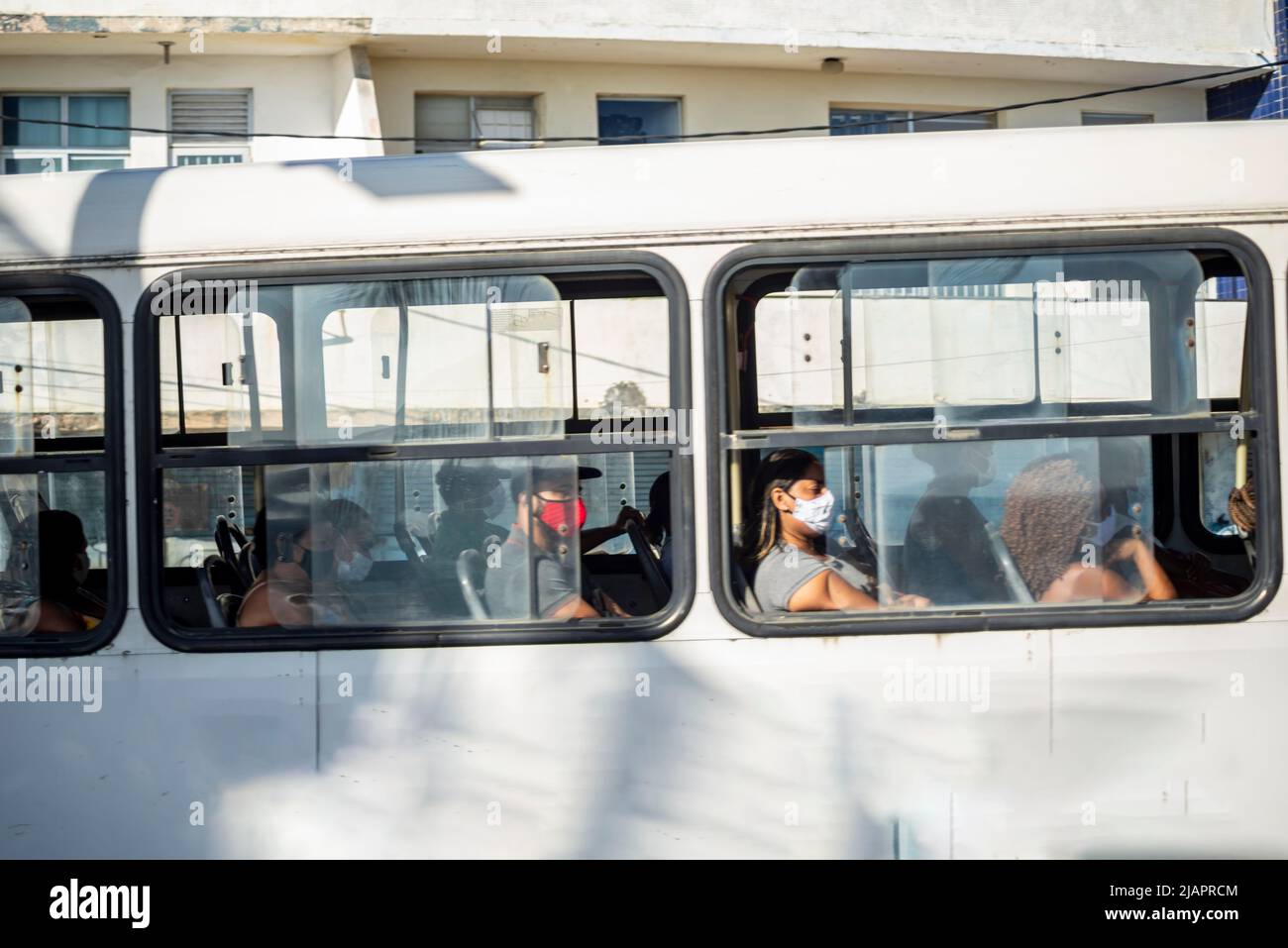 Passeggeri che indossano una maschera protettiva contro il cocid-19 all'interno dell'autobus nella città di Salvador, Bahia. Foto Stock