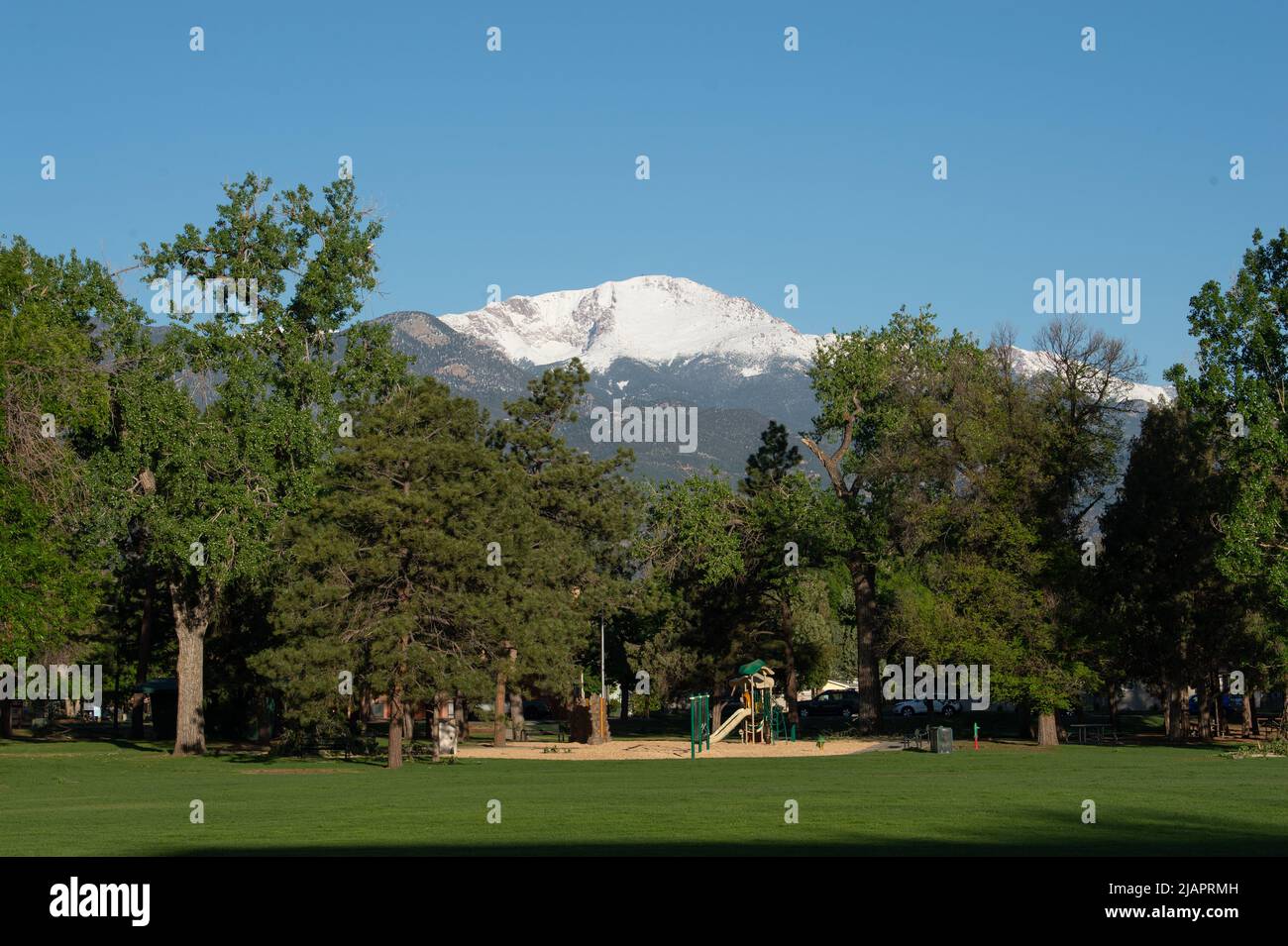 Un Pikes Peak innevato si affaccia su Boulder Park, un parco cittadino di Colorado Springs, Colorado, dopo una tempesta di neve di tarda primavera. Foto Stock