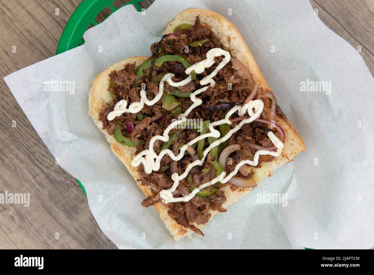 Vista dall'alto del delizioso panino tradizionale di cheesestein di philly caricato con tutti i favoriti e presentato su un volto aperto. Foto Stock