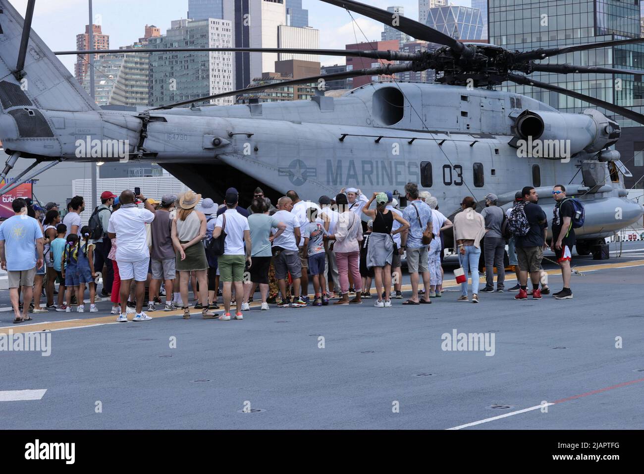 Pier 88, New York, USA, 30 maggio 2022 - migliaia di persone hanno visitato la USS Bataan al Pier 88 durante la Fleet Week 2022 a New York City per celebrare il Memorial Day. Foto: Luiz Rampelotto/EuropaNewswire PHOTO CREDIT OBBLIGATORIO. Foto Stock