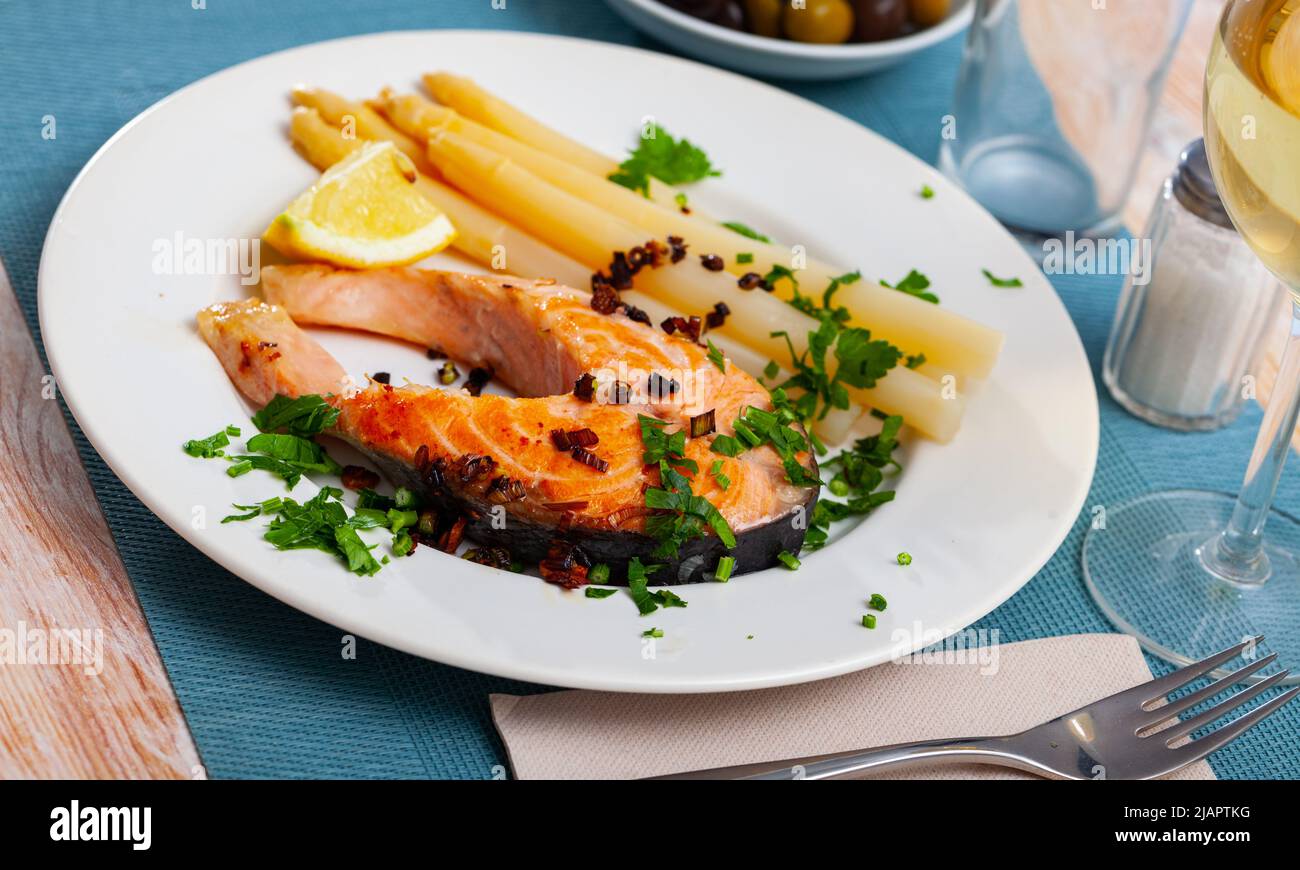Bistecca di salmone alla griglia con asparagi e limone Foto Stock