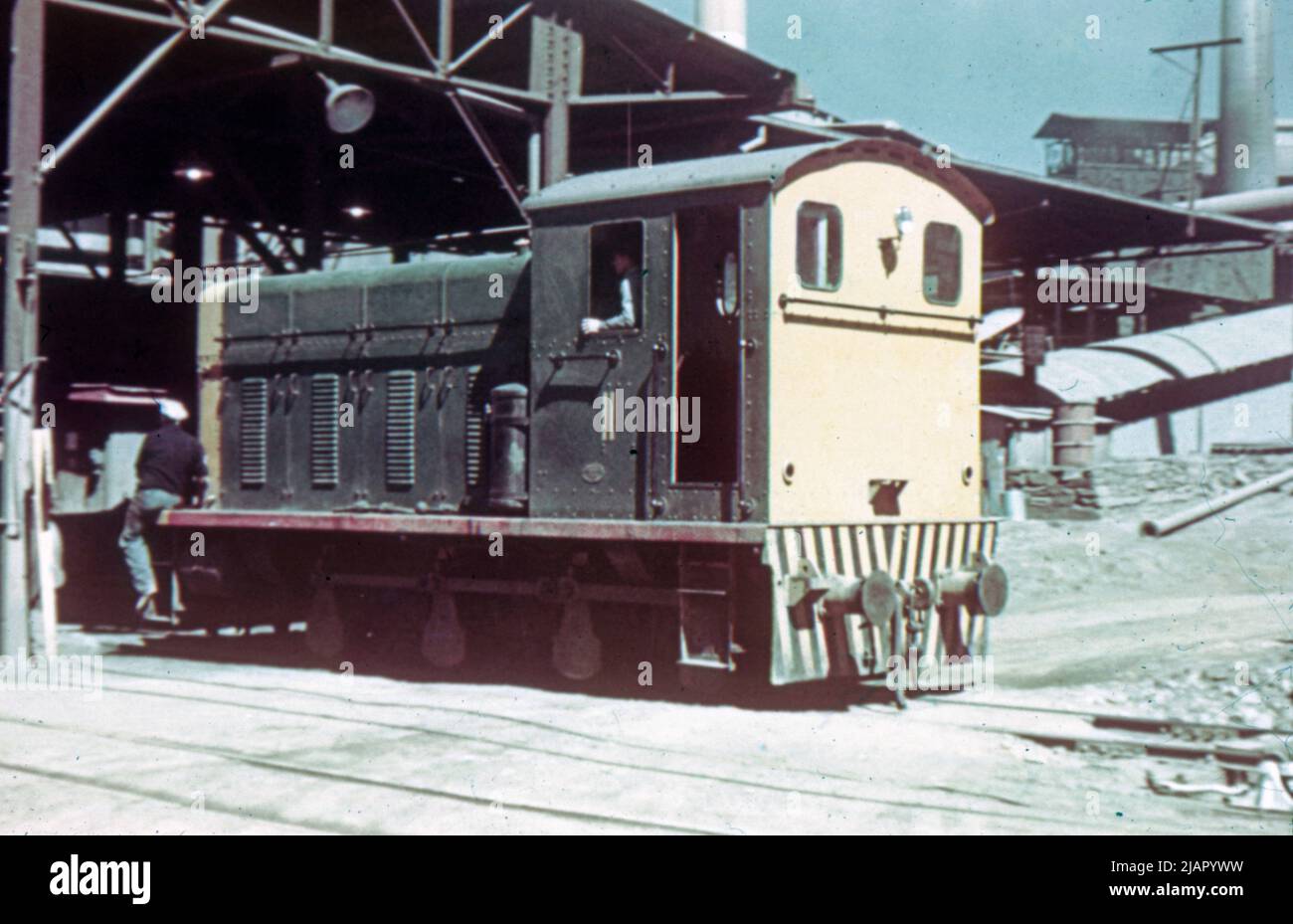 Locomotiva Monte Isa Mines n. 11, un shunter Drewry standard con un radiatore più grande. Vulcan Foundry costruttori no 6336 del 1951. Molto simile alla classe delle Ferrovie dell'Africa Orientale 81 ca. Possibilmente 1950s o 1960s Foto Stock