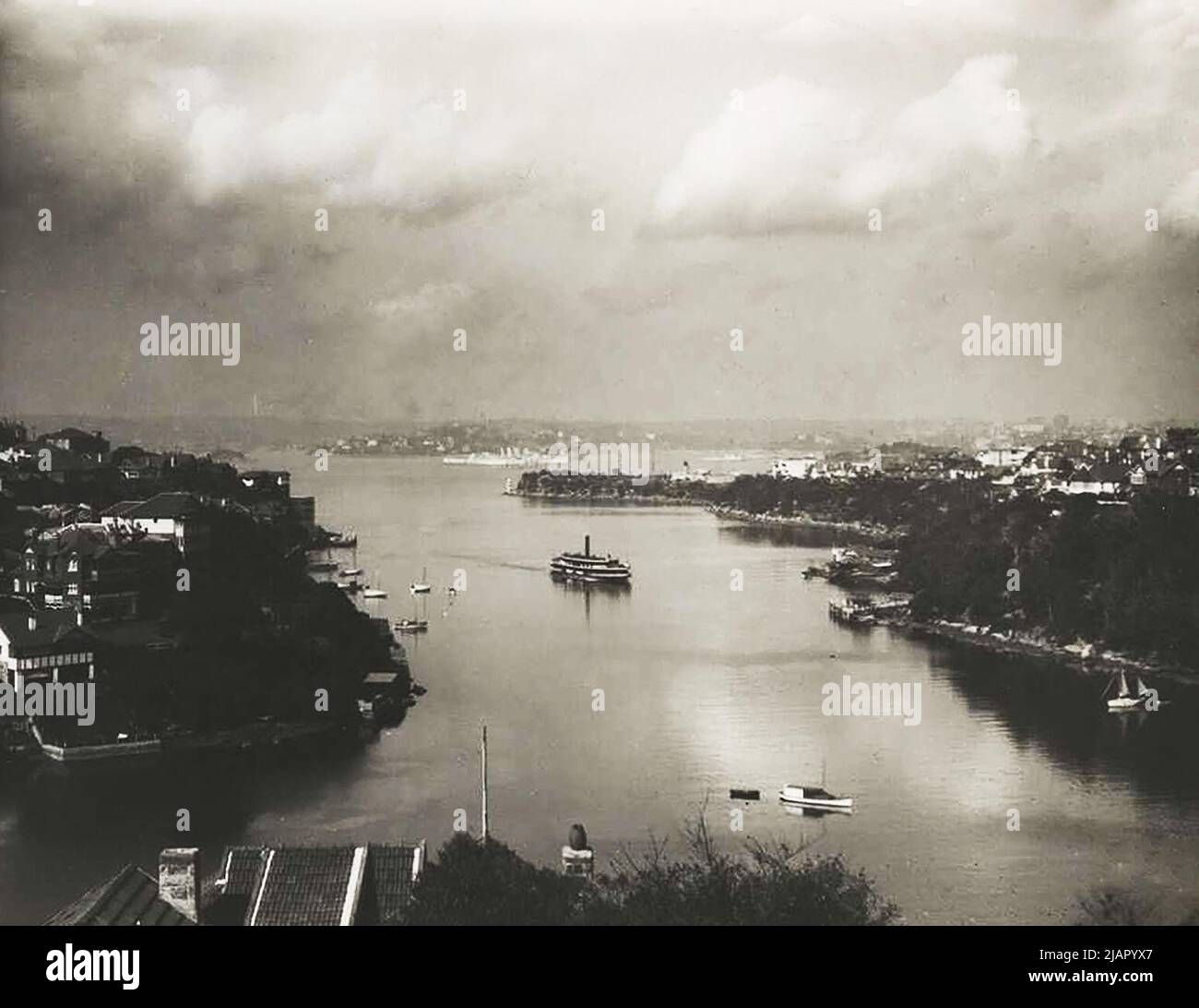 Traghetto di classe K di Sydney che si avvicina al vecchio molo di Cremorne a Mosman Bay ca. 1935 Foto Stock