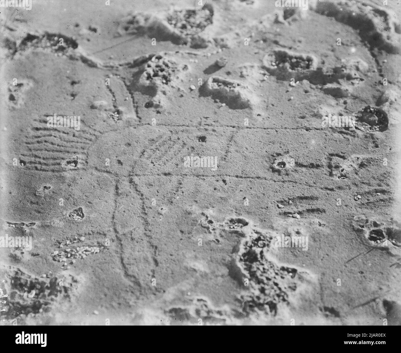 Da incisione su roccia di forma umana (Australia nord-occidentale). CA. 1881 Foto Stock