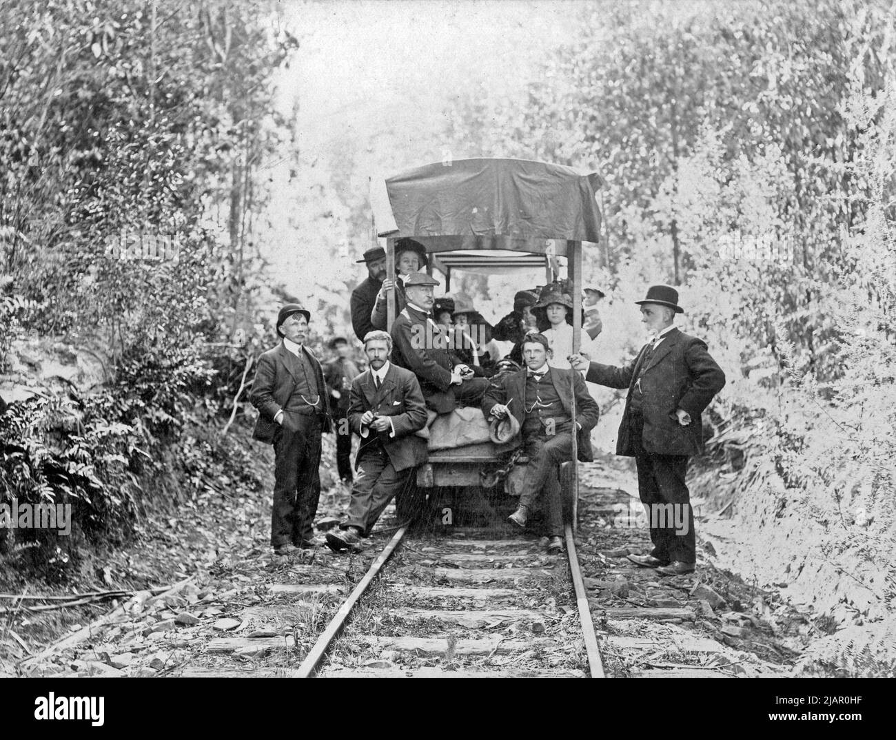 Visita del Governatore e della Signora Barron a Port Esperance. Sul tram Hopetoun. Warden Clennett che tiene serpente morto ca. 1911 Foto Stock