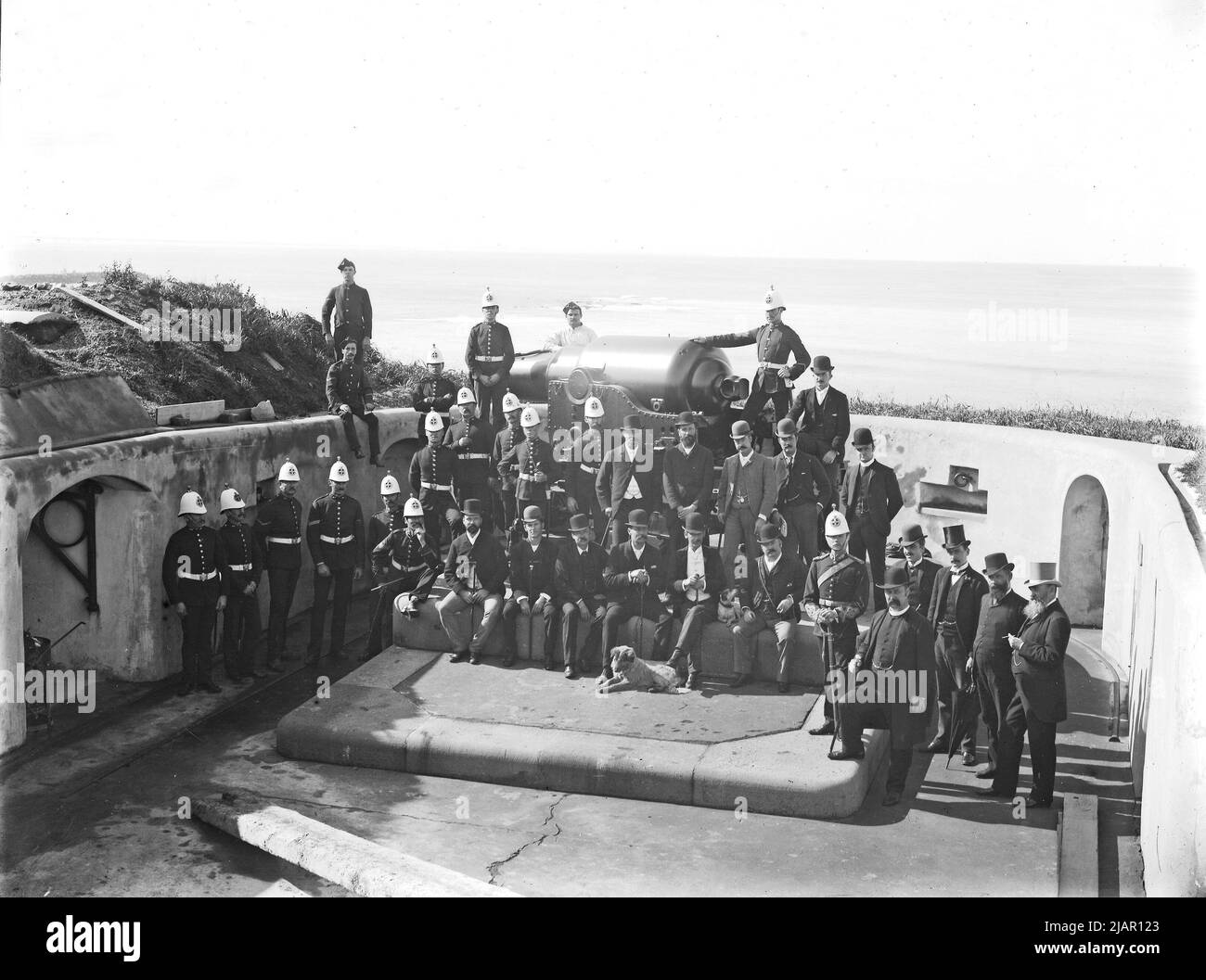 Dopo il saluto a Fort Scratchley. L'immagine mostra un grande gruppo di persone riunite intorno al 'No.1 9in ML' ca. 24 maggio 1890 Foto Stock
