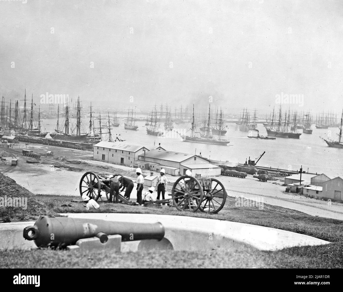 Porto di Newcastle da Fort Scratchley, Newcastle. La pistola in primo piano sembra essere un Pounder RML 80 ca. 1890 Foto Stock