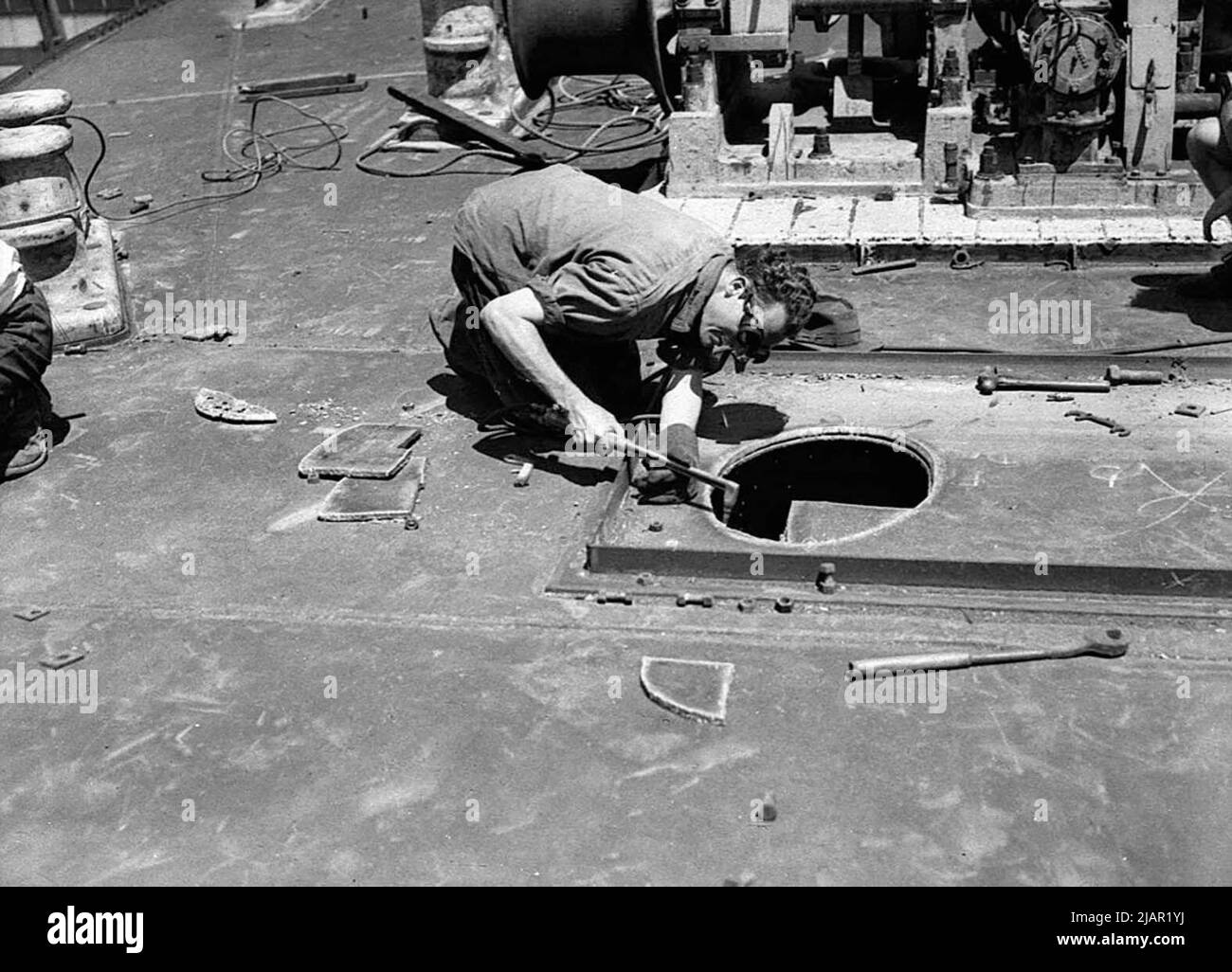 Saldatura operaia nel cantiere navale di Newcastle ca. 1953 Foto Stock