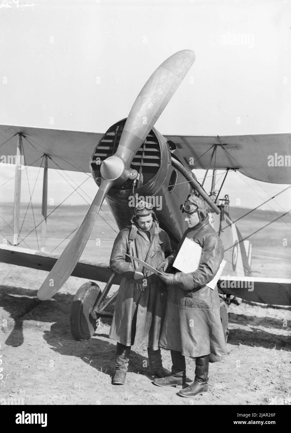 Palestina. Un pilota (a sinistra) e un osservatore (a destra), di fronte ad un aeromobile Bristol del n. 1 Squadron Australian Flying Corps. L'osservatore è il tenente James Hamilton Traill. Il pilota è il tenente Leonard Malcolm Sumner Potts o il tenente G. C. Peters, con il quale Traill di solito volò circa. 1918 Foto Stock