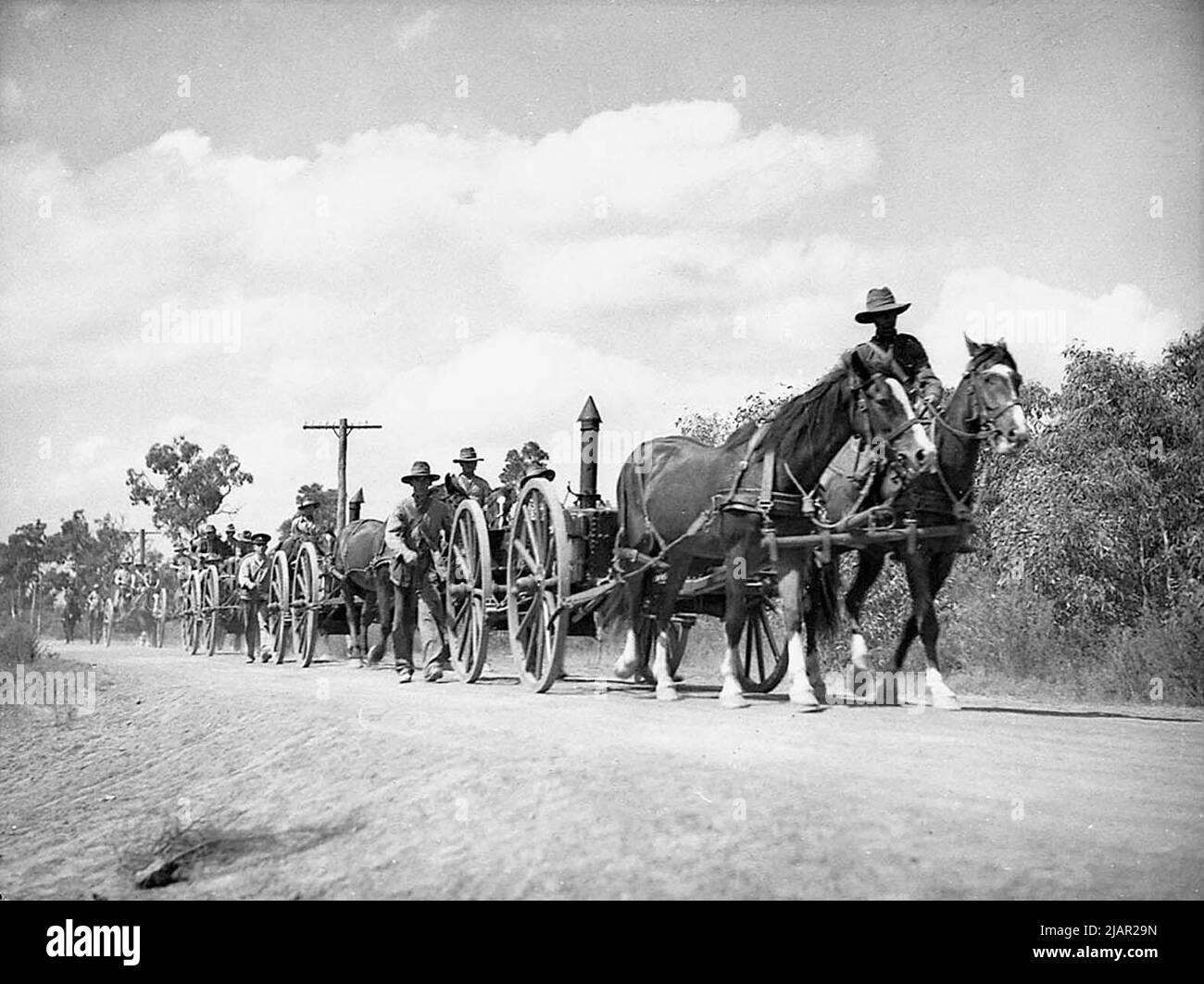 Royal Australian Armoured Corps. Veicoli trainati da cavalli, uomini che marciavano ca. 1938 Foto Stock