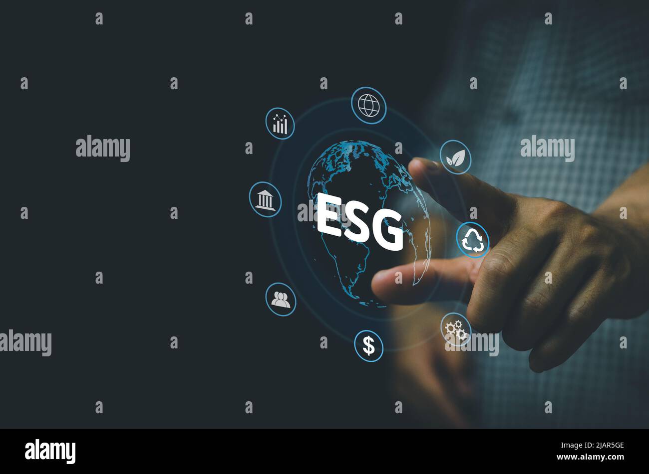 Businessman toccare ESG Environmental Social Governance schermo virtuale Internet Business Technology concetto. Foto Stock