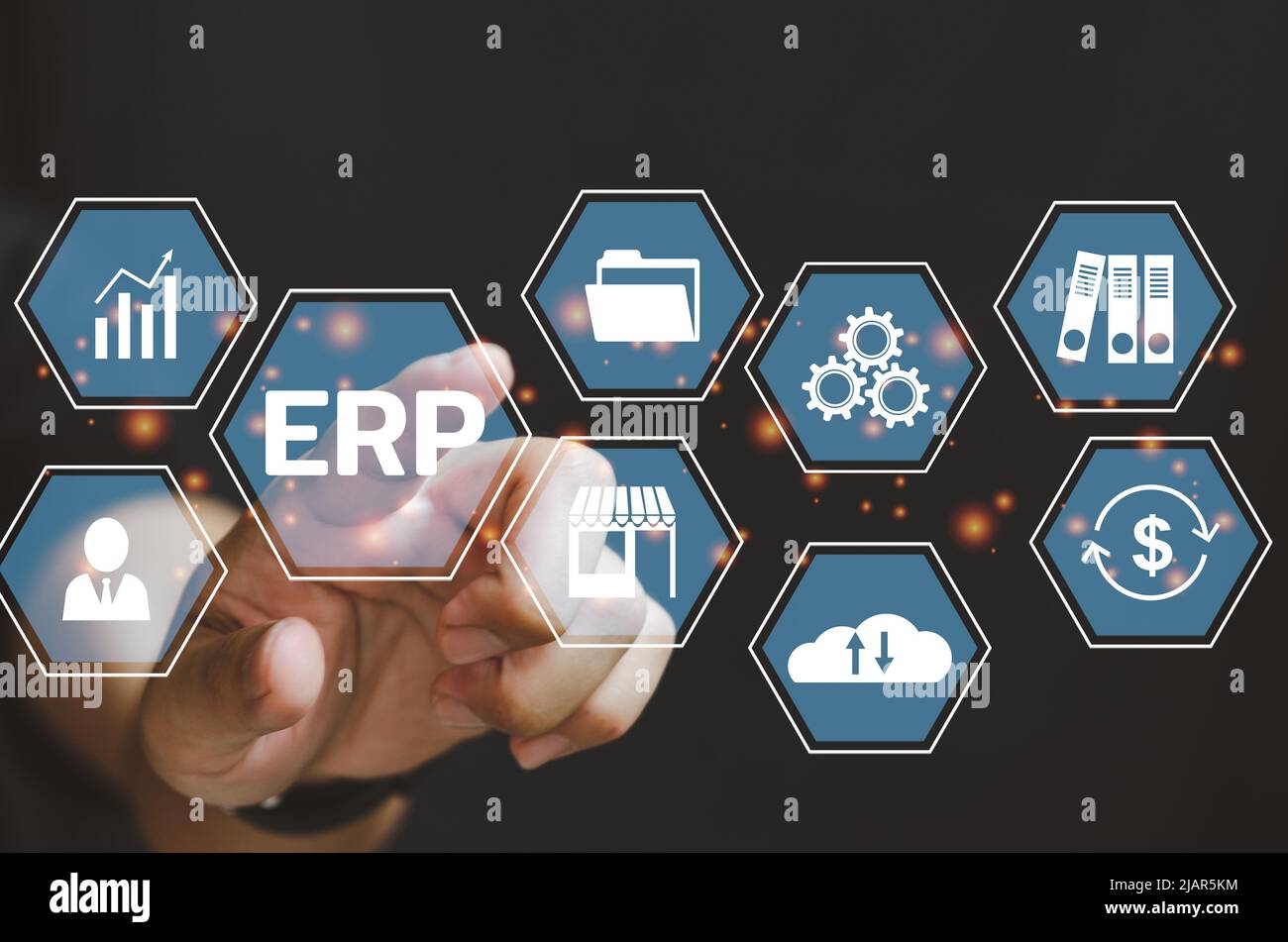 Uomo d'affari che tocca lo schermo virtuale icona business ERP. Pianificazione delle risorse aziendali concetto di gestione dei documenti ERP Foto Stock