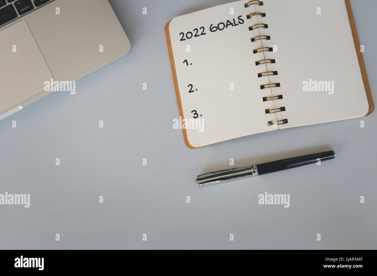 2022 blocco appunti e penna su sfondo. Vista dall'alto dello spazio di copia. Foto Stock
