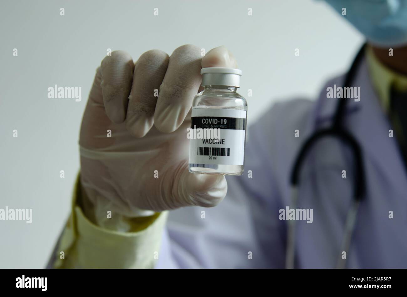 Medico o scienziato in possesso di una bottiglia di vaccino covido. Foto Stock